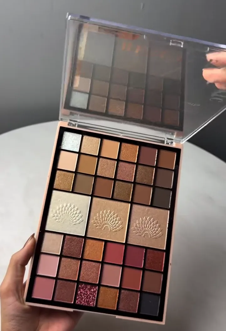 Luxury Multi-Shade Eyeshadow & Highlighter Palette – Matte, Shimmer & Glitter