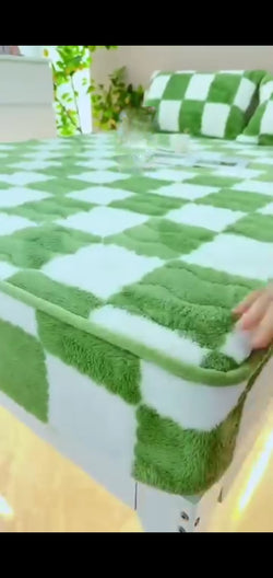 Checkered Super Soft Luxurious Warm Blanket for Couch Reversible Blanket for Bed Sofa 50x60 Inches Checkered Pattern Green and White
