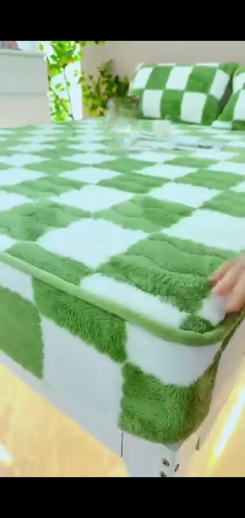 Checkered Super Soft Luxurious Warm Blanket for Couch Reversible Blanket for Bed Sofa 50x60 Inches Checkered Pattern Green and White