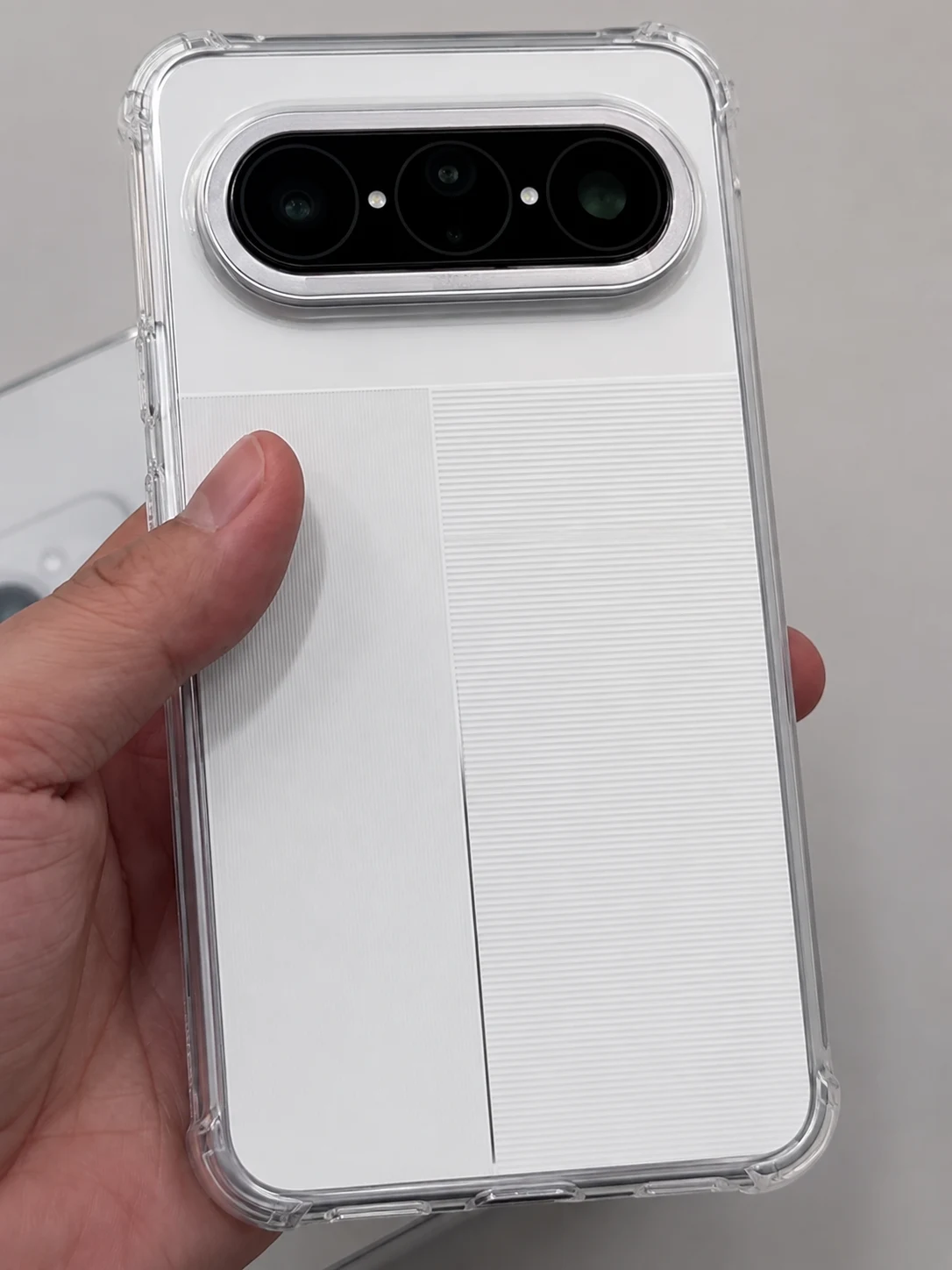 Pearl White Smartphone with Horizontal Triple-Camera Design Case